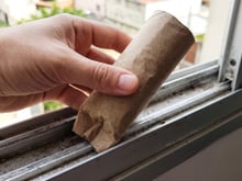 Experimente segurar um rolo de papel higiênico contra um parapeito de janela empoeirado: você descobrirá um truque muito útil!