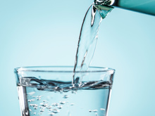 Por conter gás carbônico, assim como os refrigerantes, a água com gás faz mal?