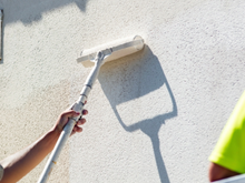 Chega de muros manchados: pintura com cal ajuda a proteger paredes de concreto e reduzir marcas de umidade