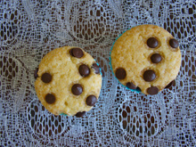 Cupcake de laranja com gotas de chocolate