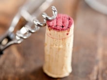 Antes de jogar a rolha de vinho fora, veja a dica do TudoGostoso para acabar com o mau cheiro na geladeira