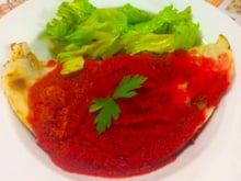 Panqueca vegana ao molho de beterraba