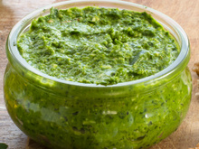 Esse pesto de rúcula simples é o molho que vai te dar desejo de salada todos os dias