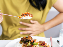 Sou médica especialista em saúde digestiva e garanto: essas são as três melhores dicas para evitar o inchaço ao comer