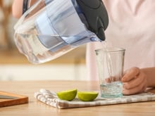 Não adianta beber água com limão do jeito errado: aqui estão os maiores erros e como usufruir seus benefícios