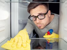 Pouca gente sabe, mas é assim que você deve limpar a geladeira para não estragar o revestimento interno