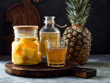 Nem laxante, nem lavagem intestinal: tepache de abacaxi é a bebida barata que acaba com intestino preso e gases, aprenda receita simples e probiótica