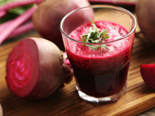 Beber suco de beterraba em jejum virou moda, mas bebida não é indicada para todo mundo