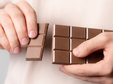 Chocolate à noite ajuda ou atrapalha o sono? Descubra o que acontece no seu corpo se você consumir um quadradinho à noite