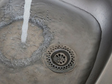 Especialistas afirmam que simplesmente despejar essa substância "desentope canos" de forma econômica, resolvendo grandes problemas por conta própria, sem precisar contratar um encanador caro!