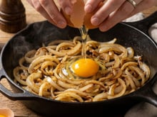 Com 1 cebola e 2 ovos: a receita fácil para preparar um jantar dourado e cremoso sem usar farinha