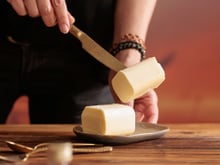 Chef confeiteira finalmente dá uma resposta clara se pode substituir a manteiga por margarina nas receitas de bolo