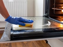 O truque simples para limpar o vidro duplo do forno sem desmontá-lo
