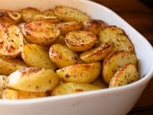 Minhas batatas assadas ficaram muito mais crocantes depois que passei a usar este ingrediente: agora só faço assim