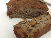 Bolo de banana com passas usando farinha de coco