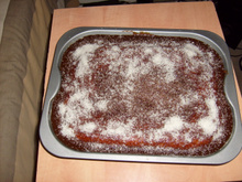 Bolo de cenoura com cobertura de chocolate e coco ralado