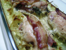 Filé de frango recheado com molho de requeijão com espinafre