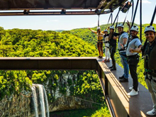 Você teria coragem de caminhar suspenso a mais de 170 metros de altura em um cartão-postal da Serra Gaúcha?