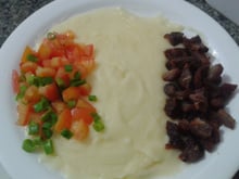 Pirão de aipim com carne de sol e salada
