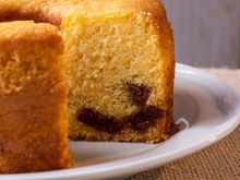 Bolo de fubá com goiabada e queijo