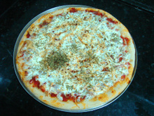 Pizza diferente: frango, tomate e requeijão