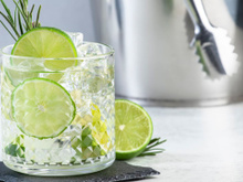 Finalmente aprendi o jeito certo de fazer gin tônica e agora faço toda sexta-feira para os meus amigos