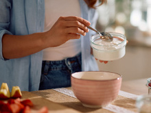 É assim que eu faço 1 litro de iogurte grego gastando menos de R$10: qualquer um consegue fazer