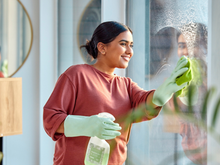 Truque do garfo é a solução perfeita para limpar a janela muito suja: técnica foi desenvolvida por uma especialista de limpeza
