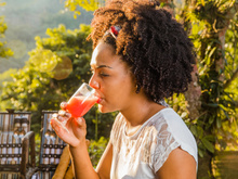 Pra não reter líquido no calor: esse suco com apenas 3 ingredientes vai salvar seu corpo nos dias quentes de verão