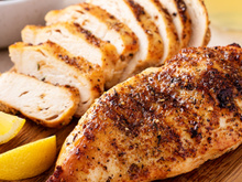 A maioria faz errado: veja como salgar peito de frango do jeito certo para não ressecar