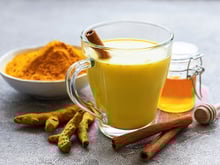 Preparar seu próprio latte de cúrcuma é fácil com essa receita: bata tudo e engula os benefícios anti-inflamatórios e antioxidantes da curcumina