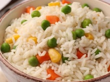 Especialistas concordam: "Para um arroz branco perfeito, não use água, mas sim 3 dentes de alho, 2 folhas de louro e caldo caseiro"