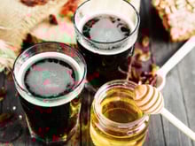 O que acontece com o corpo se comer o mel quando ele forma uma espuminha branca?