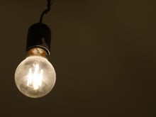 O que significa quando a lâmpada LED continua meio acesa mesmo depois de desligar o interruptor?