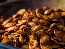 Antes de jogar as sementes de abóbora fora, veja no TudoGostoso como prepará-las na airfryer