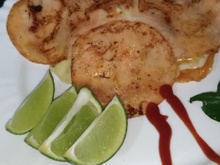 Carpaccio de salmão ao molho de alho com catupiri