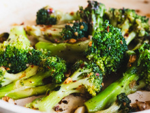 O brócolis mais gostoso e crocante é feito com shoyu, cebola em pó e pimenta caiena: confira o passo a passo