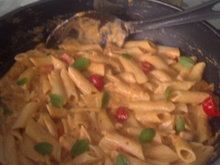 Macarrão com molho de cogumelos e tomates