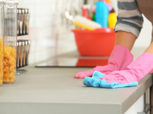 Como higienizar mesa e bancada da cozinha contra vírus e bactérias