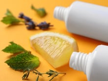 É inusitado, mas funciona: entenda quando usar a mistura de casca de limão com pasta de dente