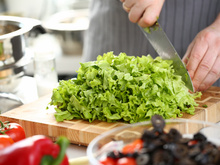 Alface murcha? Esse truque com ingrediente secreto promete deixar a verdura fresquinha novamente!