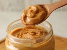 Por que as pessoas estão comendo uma colher de manteiga de amendoim antes de dormir?