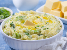 Tudo o que você realmente precisa para fazer um purê excepcional são quatro ingredientes: batatas, creme de leite, sal e muita...