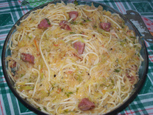 Macarrão com calabresa, bacon e repolho