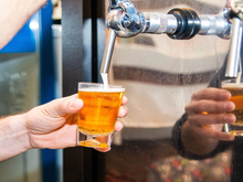 No calor, essa chopeira nova com 50% OFF vai deixar sua bebida trincando em minutos