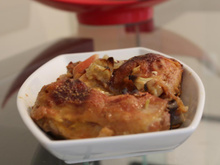 Frango suculento na cerveja com creme de cebola