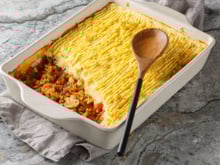 Aprenda a preparar um escondidinho de lentilha: opção saudável, barata e irresistível para o dia a dia