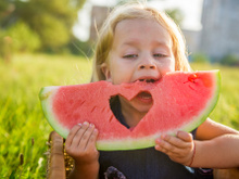 Como incentivar os pequenos a comerem frutas