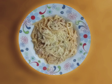 Linguine alfredo com linguiça