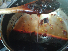 Calda de ameixa e uva passa ao vinho